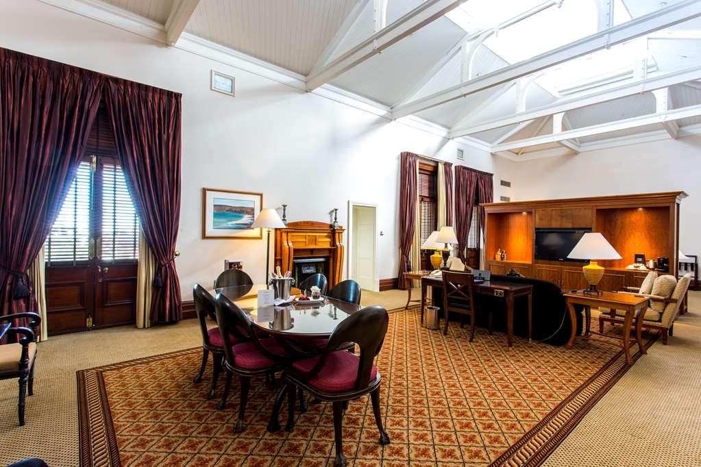 ホテル トレジャリー ブリスベン 部屋 写真 The interior of a suite at the hotel