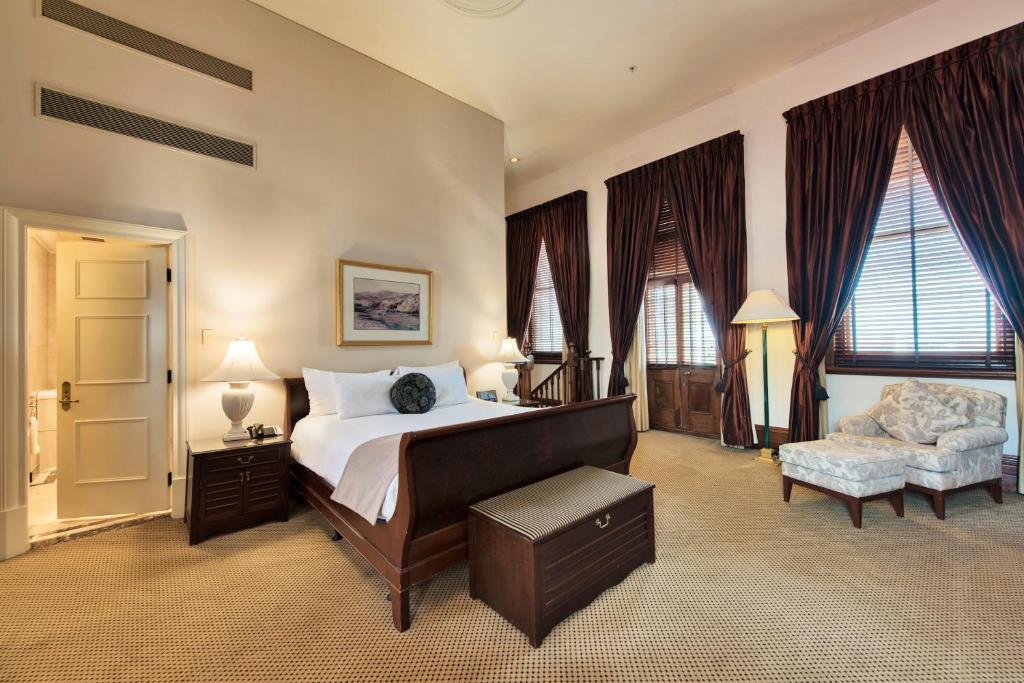 ホテル トレジャリー ブリスベン エクステリア 写真 A bedroom at the Fullerton Hotel