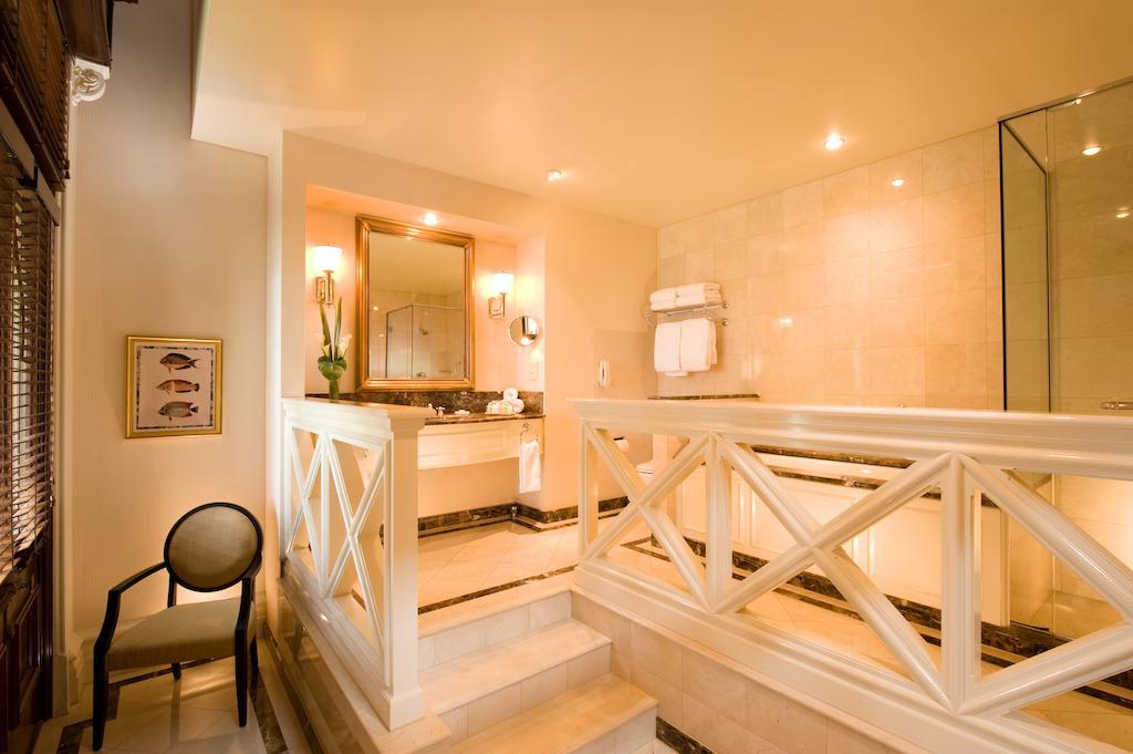 ホテル トレジャリー ブリスベン エクステリア 写真 A bathroom at the hotel