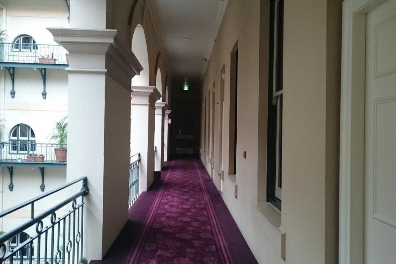 ホテル トレジャリー ブリスベン エクステリア 写真 A corridor in the hotel