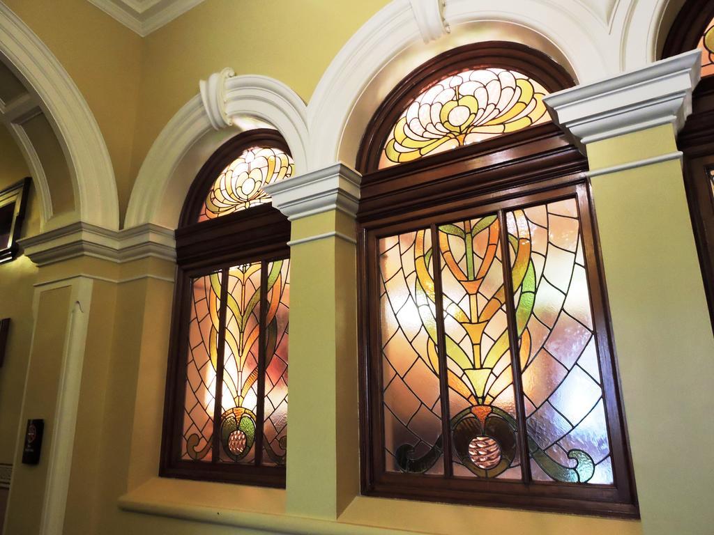 ホテル トレジャリー ブリスベン エクステリア 写真 Stained glass windows in the entrance hall
